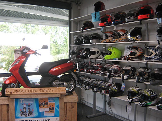 Helm-verkoop-scooters-auto-scoot